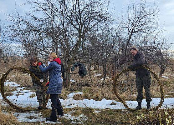 Trzy pracownice Parku zaczynają wyplatać podstawy pod gniazda.