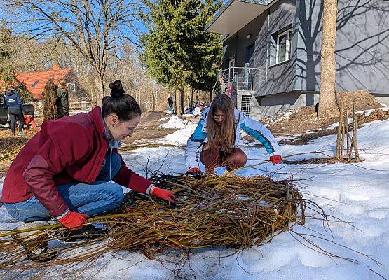 Zbliżenie na dwie kobiety wyplatające gniazdo.