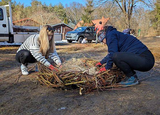 Zbliżenie na dwie kobiety wyplatające gniazdo.